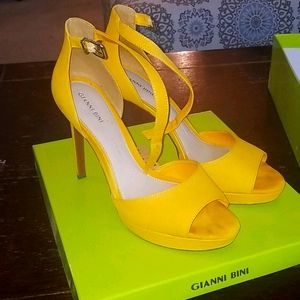 Size 11 Gianni Bini Color = Sunlight